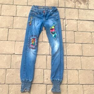 Desigual jeans with elastic cuff at the ankle.
